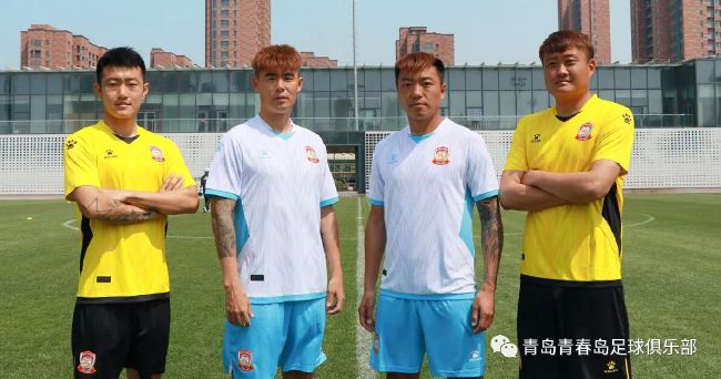 他的眼睛瞪得老大、眼珠子通红，同时还爬满了血丝。